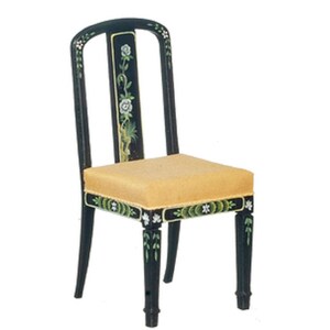 Op de afbeelding: Een zwarte houten stoel met een bloemenmotief dat op de rugleuning en de zitting is geschilderd. De stoel heeft een beige stoffen zitkussen.