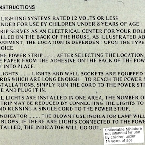 Peut inclure: Instructions d'installation imprim&eacute;es pour un syst&egrave;me d'&eacute;clairage de maison de poup&eacute;e. Le texte explique comment installer le bloc d'alimentation, connecter les lumi&egrave;res et d&eacute;panner les fusibles grill&eacute;s. Non recommand&eacute; aux enfants de moins de 8 ans.