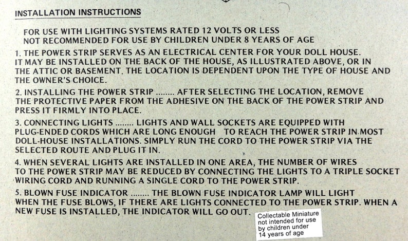 Peut inclure: Instructions d'installation imprim&eacute;es pour un syst&egrave;me d'&eacute;clairage de maison de poup&eacute;e. Le texte explique comment installer le bloc d'alimentation, connecter les lumi&egrave;res et d&eacute;panner les fusibles grill&eacute;s. Non recommand&eacute; aux enfants de moins de 8 ans.