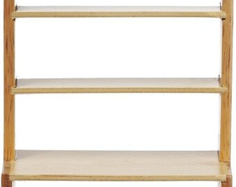 Puede incluir: Una estantería de madera con cinco estantes. Los estantes son de madera clara y el marco es de madera oscura.