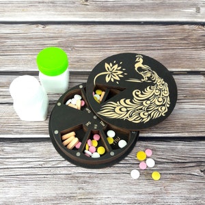 Decorative pill box 7 day, Wooden pill organizer,Cute pill case, Weekly bird pill box, Engraved daily pill holder, Pill dispenser