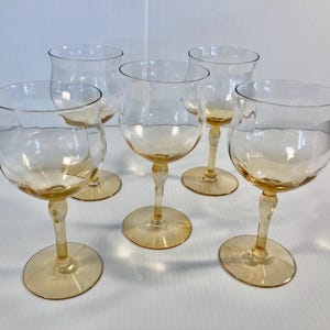 Vintage wijnglazen, set van 5 prachtige bekers met ambergouden wervelende stelen en kopjes met heldere optiek, fijn vintage glaswerk, thuisbar