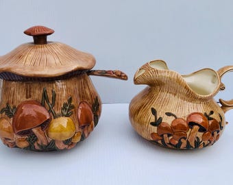 Vintage Arnel's svampsoppaterrin med slev och matchande kanna, stort brunt keramiskt serveringsset med svampmotiv, 1970-talets skogsfat