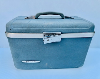 Vintage Starflite Hard Shell Train Case with Interior Mirror, Compartment Tray & Key, Grayish Blue 1960s Travel Make-Up Case, MCM Carry On