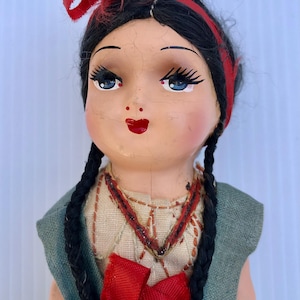 Muñeca española mexicana antigua/vintage con cuerpo de paja y cabeza y brazos de composición, muñeca de recuerdo antigua con trenzas, collar, lazos/coleccionable