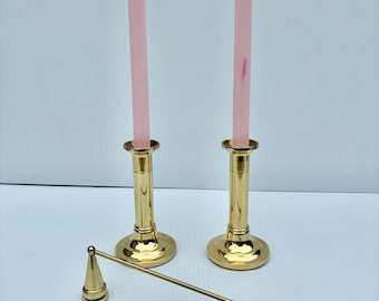 Juego de candelabros antiguos Baldwin de latón macizo con apagavelas de latón y portavelas cónicos.