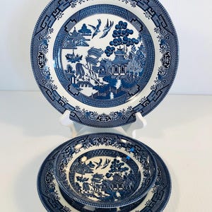 Vintage Blue Willow 12-teiliges Geschirr-Set, Geschirr-Gedeck für 4 / Stamped Churchill Made in Staffordshire England / Feines englisches Geschirr