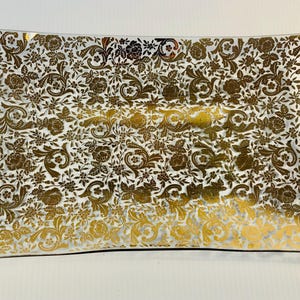 Bandeja decorativa vintage de vidrio curvado con diseño de flores, hojas y volutas en dorado metálico. Exquisita y rara bandeja estilo Hollywood Regency/MCM.