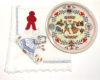 Conjunto de arte folclórica holandesa vintage – linho bordado, cortador de biscoitos, bandeja Daher