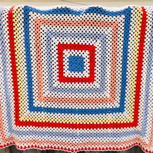 Couverture carrée arc-en-ciel de grand-mère au crochet vintage, 51,5" par 52" afghan tricoté à la main, excellent état, couverture multicolore BoHo Lap