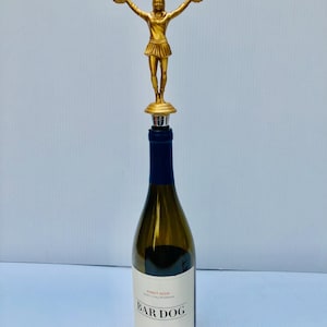 ヴィンテージ チアリーダー トロフィー ワイン/リカー トッパー、アップサイクル、真鍮仕上げ、アスレチック チャンピオン ワインストッパー、スポーツバー、ホームバー、ノベルティギフト