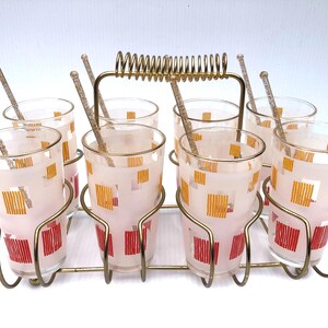 Vintage Hazel Atlas Frosted, oranje en rode vierkante staafglazen in caddy met 20 gouden glitter cocktailroerstaafjes, 8 highballs, gouden caddy