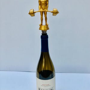 ヴィンテージ アスレチック トロフィー ワイン/リカー トッパー、アップサイクル、真鍮仕上げ ウェイトリフター/パワーリフター チャンピオン ワインストッパー、スポーツバー、ホームバー