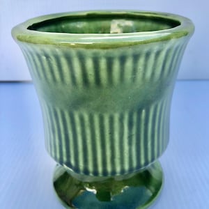 Vintage grüner Keramik Übertopf/Vase mit Sockel, gerippte glänzende Glasur USA Übertopf, Kunstkeramik, MCM Keramik, Ohio Keramik, Sammlerstück