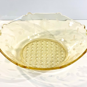 Vintage 1930er Jahre Gelbe Depression Glas Obstschale mit geätzten Blumen, überbackener Rand, erhabenes Achteck Muster Boden + Doppelgriffe