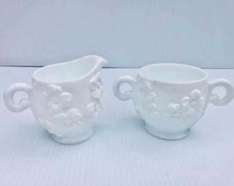 ヴィンテージ ウェストモアランド ミルクグラス クリーマー シュガーセット、ハナミズキの花のエンボス加工、MCM コロニーパターン