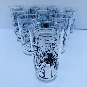 Selten, Vintage, Bundesglas, Cocktailkarte, Namensplatte, Getränkegläser mit Mann im Zylinder und Frauen in Ballkleid-Grafiken, 9-Zoll-Set