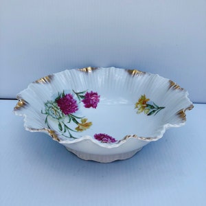 Bol floral antique, bol décoratif d'oeillets roses, blancs et jaunes peints à la main, festonné, or, bol de service de côtes