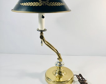 Lámpara de escritorio vintage de hojalata, base de latón, diseño de corona de laurel.