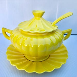 Vintage/MCM California Pottery, Bright Yellow, Soup Tureen, 4 Piece Serving Set, Scalloped Form, Vintage Kitchen, Vintage Entertaining, Gift