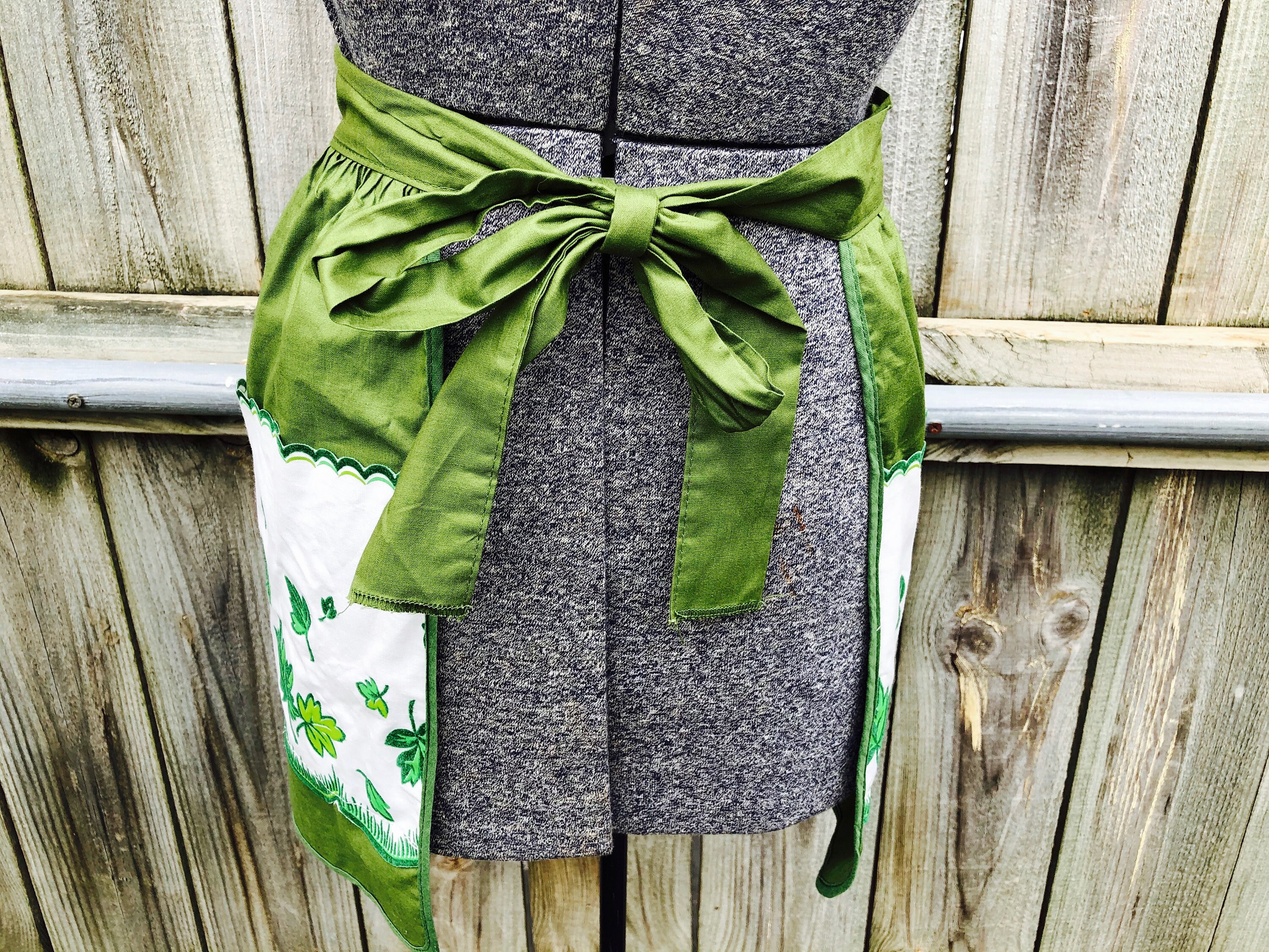 Vintage Cotton Half Apron, Green Leaf Pattern, Scalloped Pockets