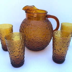Vintage, 5er-Set, 1960er Jahre, Anchor Hocking Lido Milano Honiggoldglas 3 Qt Krug mit 4 passenden 12 oz Bechern, Crinkle Glasmuster