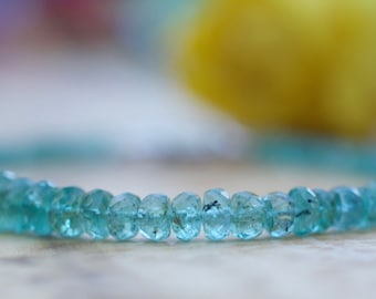 Natuurlijke Zambiaanse smaragdgroene kralenarmband: sterlingzilver, gold filled