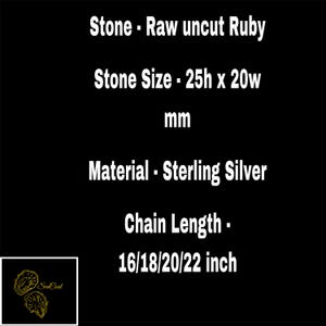 K&ouml;nnte beinhalten: Eine Halskette mit einem rohen, ungeschliffenen Rubin-Edelstein-Anh&auml;nger aus Sterlingsilber. Der Rubin ist 25 mm hoch und 20 mm breit. Die Kette ist in den L&auml;ngen 16, 18, 20 oder 22 Zoll erh&auml;ltlich.