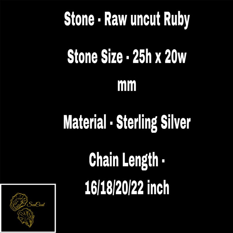 K&ouml;nnte beinhalten: Eine Halskette mit einem rohen, ungeschliffenen Rubin-Edelstein-Anh&auml;nger aus Sterlingsilber. Der Rubin ist 25 mm hoch und 20 mm breit. Die Kette ist in den L&auml;ngen 16, 18, 20 oder 22 Zoll erh&auml;ltlich.