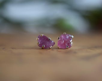 Orecchini a bottone in argento sterling con rubino grezzo: pietra preziosa non tagliata