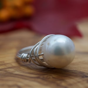 Anillo de perla con declaración: perla blanca AA+, plata de ley