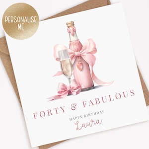 Puede incluir: Tarjeta de cumplea&ntilde;os con una ilustraci&oacute;n en acuarela de una botella y una copa de champ&aacute;n, adornadas con lazos rosas. La tarjeta dice "FORTY & FABULOUS" y "Happy Birthday Laura". Un c&iacute;rculo dorado dice "PERSONALISE ME".