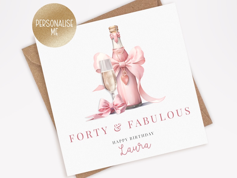 Puede incluir: Tarjeta de cumplea&ntilde;os con una ilustraci&oacute;n en acuarela de una botella y una copa de champ&aacute;n, adornadas con lazos rosas. La tarjeta dice "FORTY & FABULOUS" y "Happy Birthday Laura". Un c&iacute;rculo dorado dice "PERSONALISE ME".