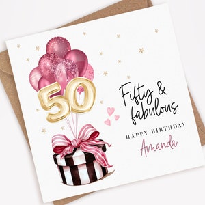 Puede incluir: Una tarjeta de cumplea&ntilde;os con un sobre marr&oacute;n. La tarjeta presenta un grupo de globos rosas, globos dorados con el n&uacute;mero 50 y una caja de regalo con un lazo rosa. El texto dice "Fifty & fabulous" y "Happy Birthday Amanda".