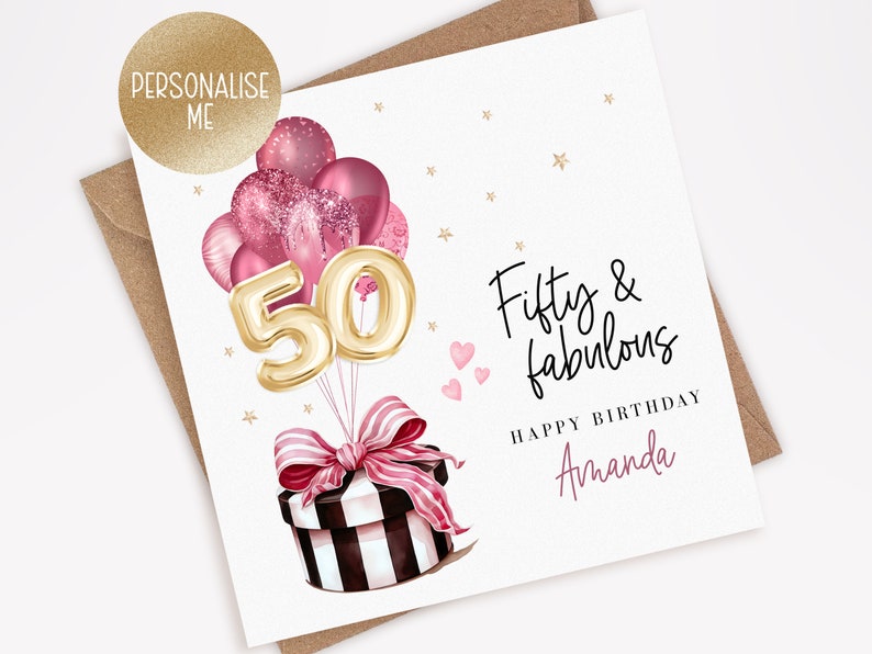 Puede incluir: Tarjeta de cumplea&ntilde;os con fondo blanco, globos rosas y globo dorado "50". Incluye el texto "Fifty & fabulous" y "Happy Birthday Amanda". Una caja de regalo con lazo rosa en la parte inferior.