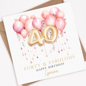 Może przedstawiać: Kartka urodzinowa z brązową kopertą. Karta zawiera r&oacute;żowe balony, złoty numer 40 i tekst "FORTY & FABULOUS HAPPY BIRTHDAY Gemma". Karta ma styl akwareli.
