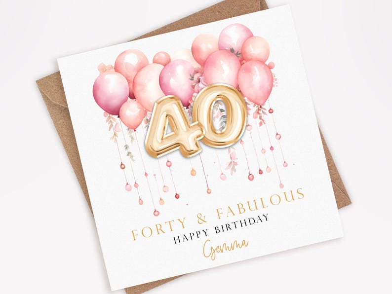 Może przedstawiać: Kartka urodzinowa z brązową kopertą. Karta zawiera r&oacute;żowe balony, złoty numer 40 i tekst "FORTY & FABULOUS HAPPY BIRTHDAY Gemma". Karta ma styl akwareli.