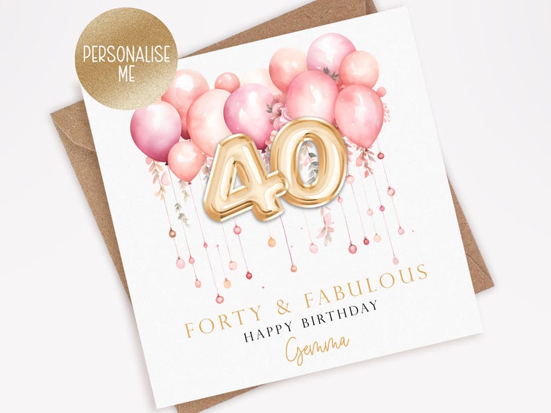 Może przedstawiać: Kartka urodzinowa ze złotym balonem "40", r&oacute;żowymi balonami i napisem "Forty & Fabulous Happy Birthday Gemma". Karta znajduje się na brązowej kopercie.