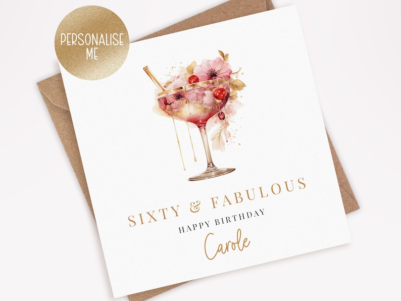 Peut inclure: Une carte blanche avec une inscription dor&eacute;e qui dit "Soixante & Fabuleux Joyeux Anniversaire Carole". La carte pr&eacute;sente une illustration aquarelle d'un cocktail rose avec une paille dor&eacute;e et des fleurs roses.