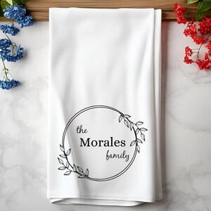 Personalisierte Familie Name Geschirrtuch, benutzerdefinierte Küche Dekor, Bauernhaus Geschirrtuch, Hochzeitsgeschenk, Housewarming Geschenk, Waffelgewebe Handtuch