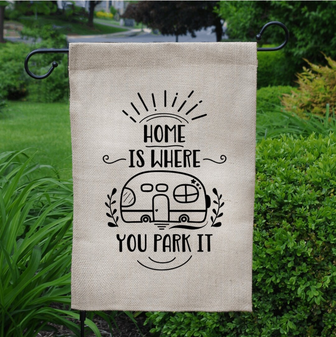 Gartenflagge ‚Home Is Where You Park It‘ – Doppelseitig 30,5x45,7 Cm Für Camper