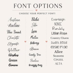 Pu&ograve; includere: Una tabella intitolata FONT OPTIONS CHOOSE YOUR PERFECT FONT! mostra tre colonne di stili di testo. La prima colonna elenca Austina, Aseline, Blue Bonnet, Charlotte, Elegante, Glitter, Wishes, Graison, Limon. La seconda elenca Bibi, Sofia, Luca, Malia, Bellony, Brave, Candy Tree, Booline, Snuggly Bug. La terza elenca Everleigh, NONIE, Bumbly, Lillian Rose, Country Charm, Sweet ROSIE, Elsie mae, Alice, Seasons, Cinzel, ALTA.