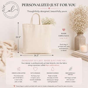 Pu&ograve; includere: Una borsa tote in tela color bianco sporco con due manici. La borsa misura 39,37 cm di altezza e 36,83 cm di larghezza. Il testo sull'immagine include: PERSONALIZED JUST FOR YOU, Thoughtfully designed, beautifully yours, MADE ESPECIALLY FOR YOU, DESIGNED TO LAST. MADE JUST FOR YOU, VIBRANT & LONG LASTING, SOFT & SEAMLESS, WASHABLE & DURABLE.