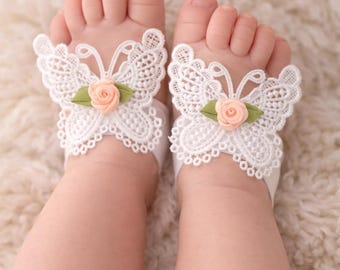 Vlinder baby blootsvoets sandalen, witte kant baby voetsieraden, foto prop pasgeboren meisje