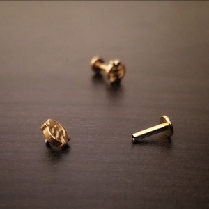 Gye Nyame Innengefädelter Labret-Ring
