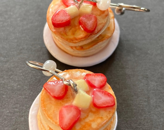 Pancakes with strawberries earrings. Clay food jewelry. Breakfast food earrings. Brunch earrings. Gift for server.
