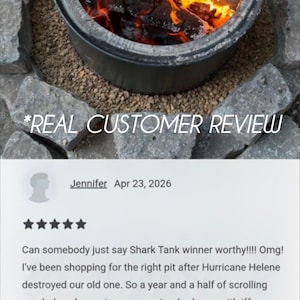 Puede incluir: Una hoguera circular de metal negro que contiene troncos de madera ardiendo con llamas brillantes de color naranja y amarillo. La hoguera est&aacute; rodeada por un anillo de adoquines de piedra gris y grava. Texto *REAL CUSTOMER REVIEW y rese&ntilde;a.