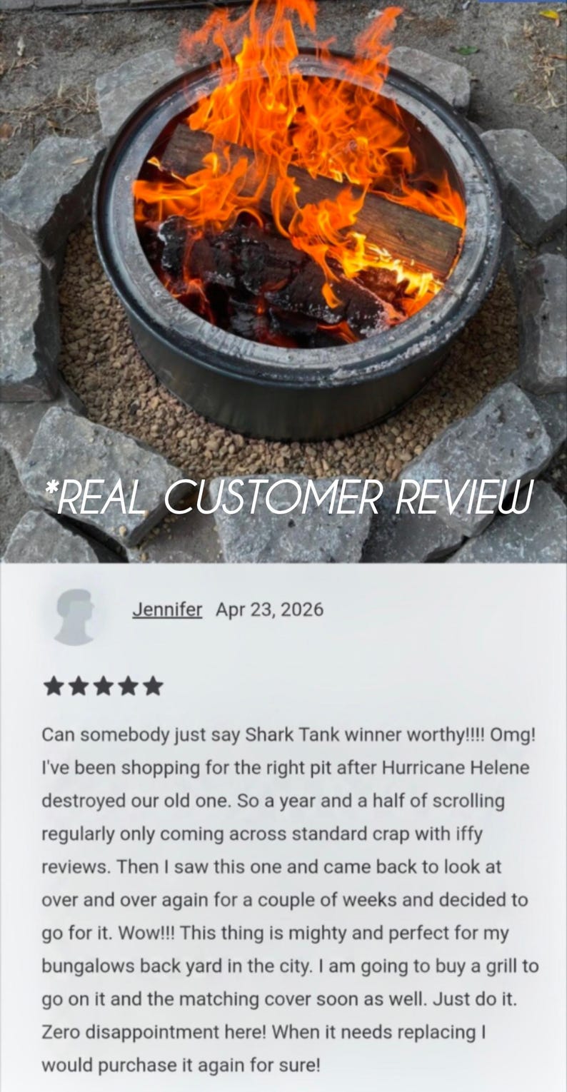 Puede incluir: Una hoguera circular de metal negro que contiene troncos de madera ardiendo con llamas brillantes de color naranja y amarillo. La hoguera est&aacute; rodeada por un anillo de adoquines de piedra gris y grava. Texto *REAL CUSTOMER REVIEW y rese&ntilde;a.