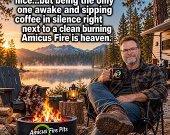 Puede incluir: Una hoguera cilíndrica negra Amicus Fire Pits sin humo con logotipo naranja y verde, con llamas brillantes. El texto dice: I'm sure sleeping in is nice...but being the only one awake and sipping coffee in silence right next to a clean burning Amicus Fire is heaven.