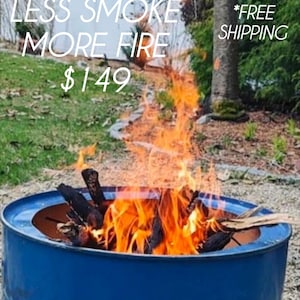 Puede incluir: Un brasero cil&iacute;ndrico de metal azul que contiene le&ntilde;os de madera ardiendo con llamas brillantes de color naranja y amarillo. El texto LESS SMOKE MORE FIRE es visible en la parte superior, junto al texto $149 y *FREE SHIPPING.
